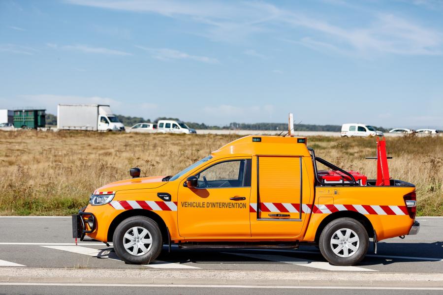  Renault Alaskan Road Safety Patrol by Durisotti 2016 года  (фото 22 из 22)